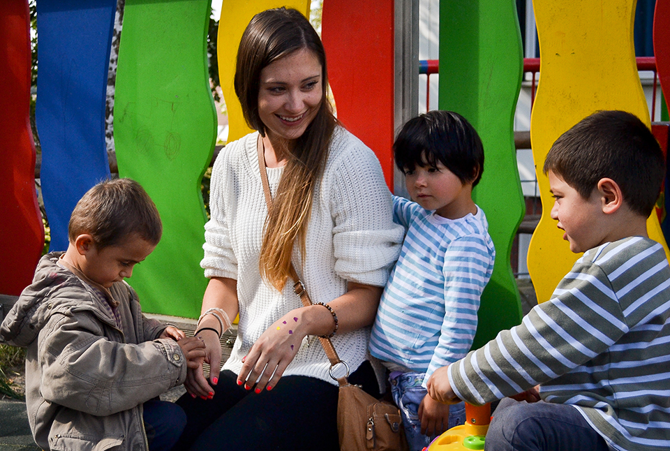 Ashley Linsz meets children from the NGO Peace Village on the playground.
