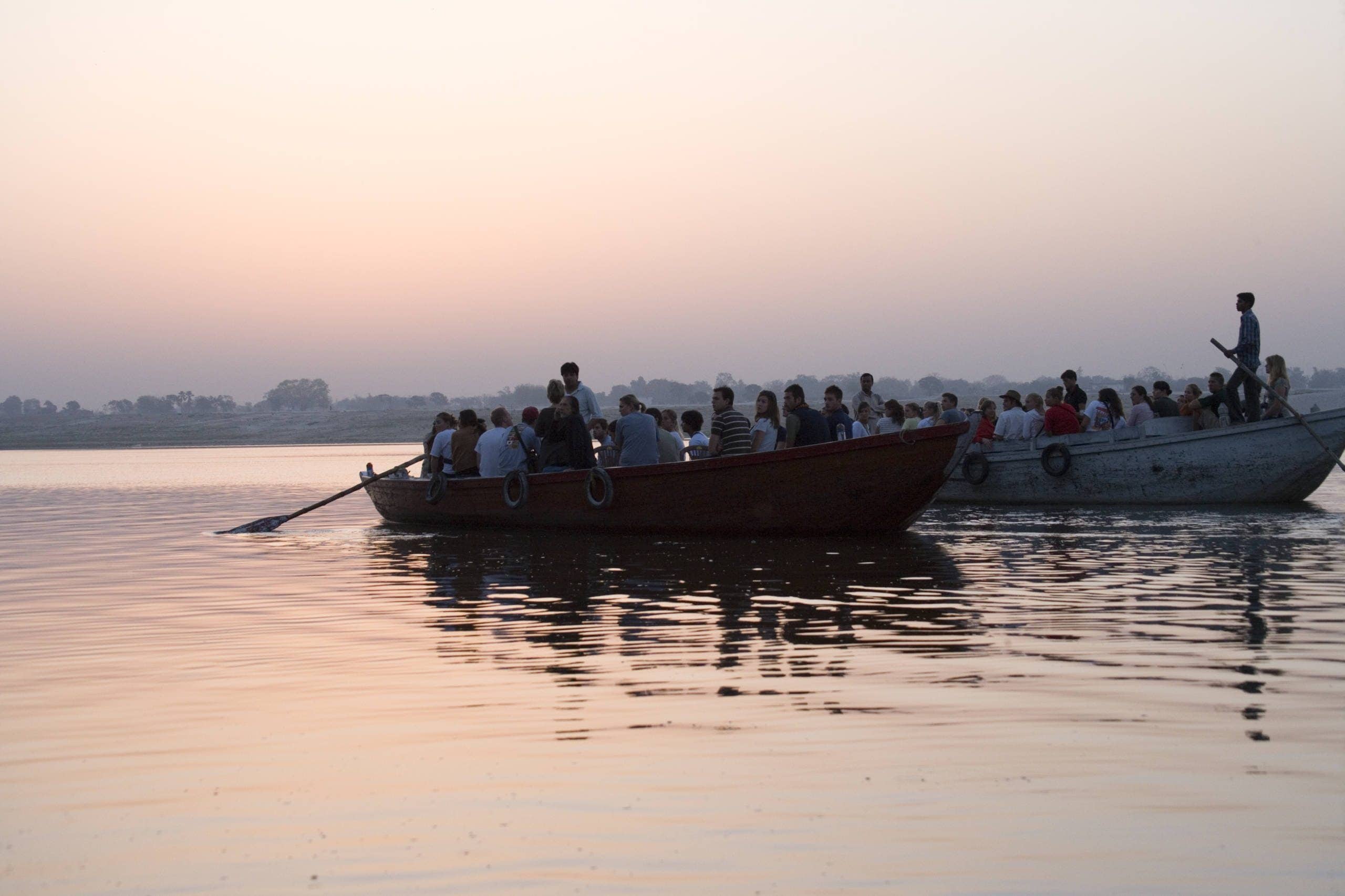 Students sail on Ganages