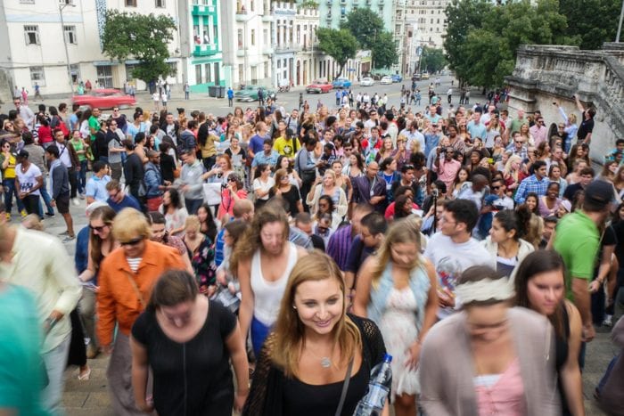 Students arrive at the Universidad de la Habana.