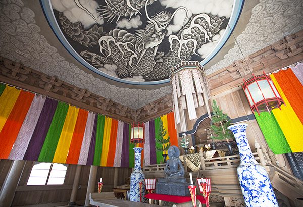 The brightly colored Hattō that serves as a lecture hall where public ceremonies are held.
