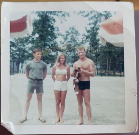 That's Jill in the center, about age 20.